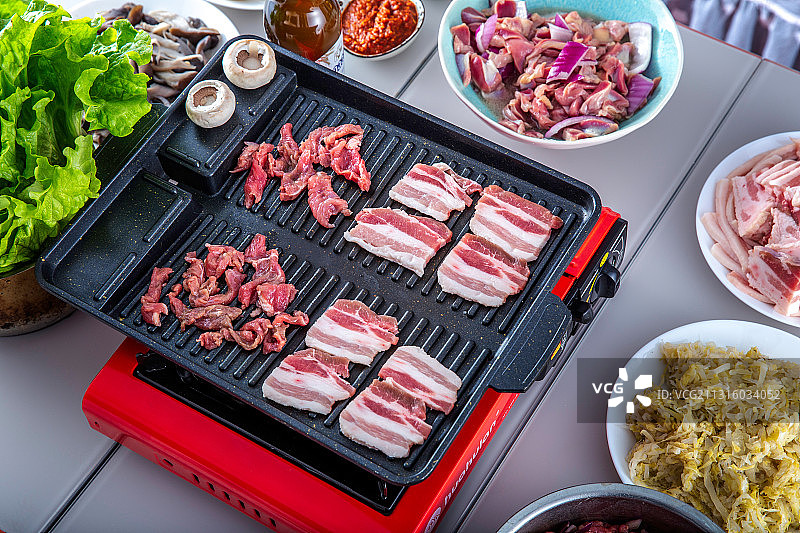家庭聚餐烤肉特写图片素材