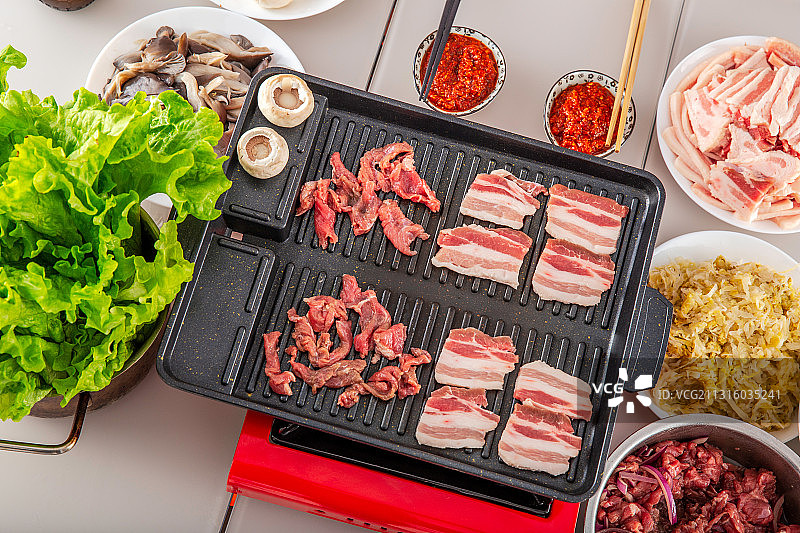 家庭韩式烤肉特写图片素材
