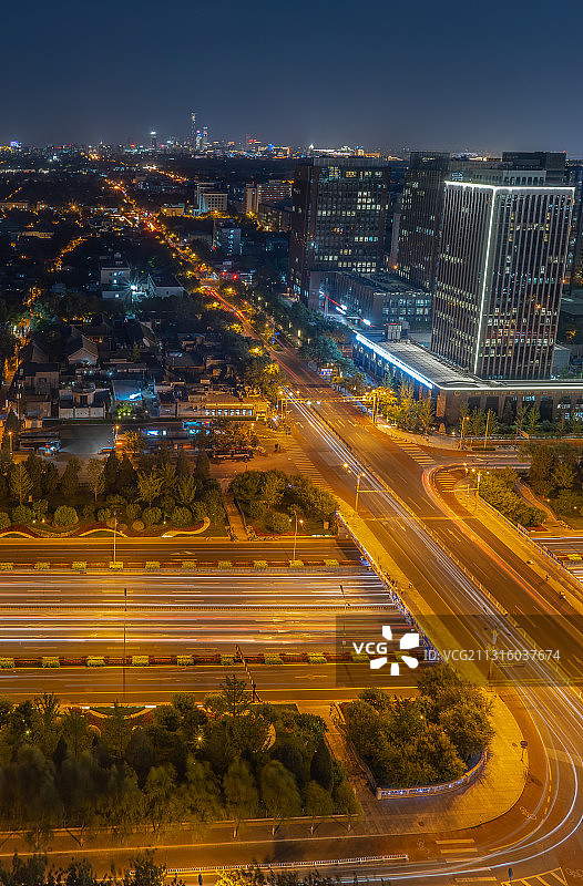 川流不息的阜成门桥，远处则是灯火通明国贸地区图片素材