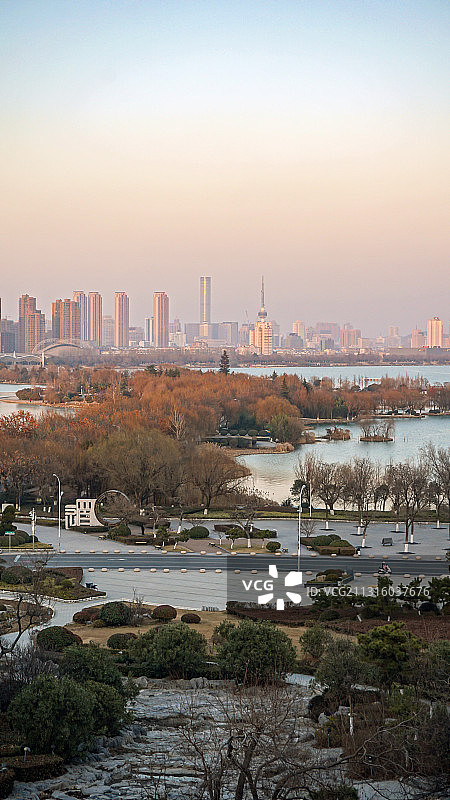 黄昏时分的徐州天际线与云龙湖图片素材