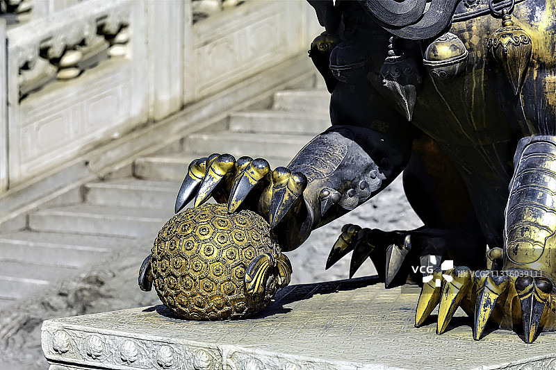 脚踏金球图片素材