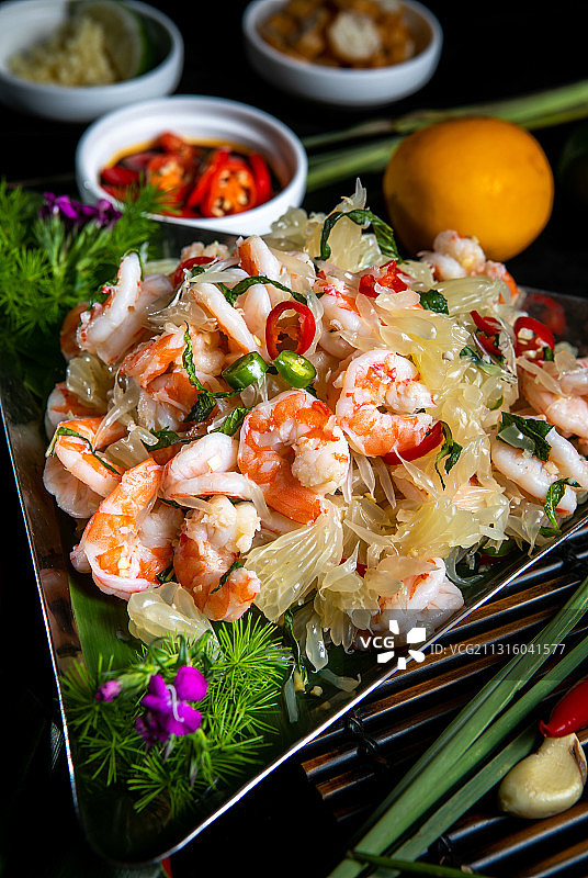 东南亚经典美食柚子鲜虾沙拉图片素材