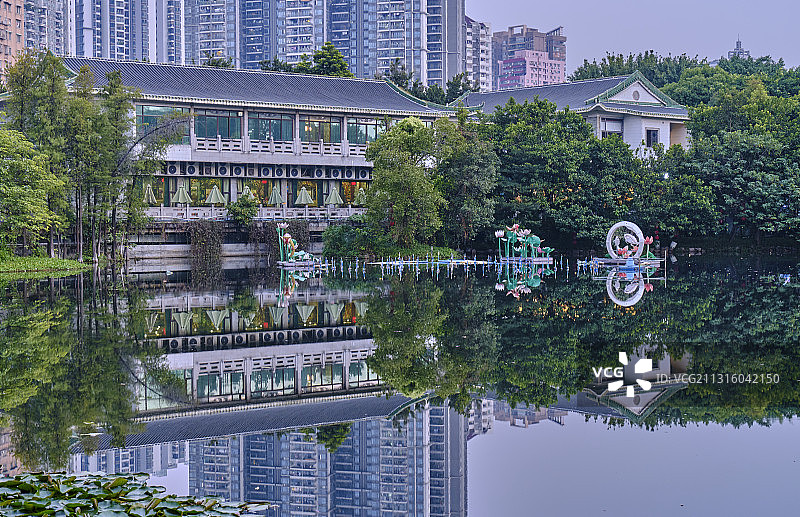 中国广州荔湾湖公园湖畔中式建筑图片素材