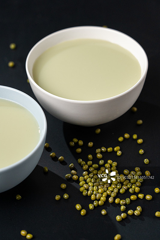 黑色留白棚拍中国首都北京传统碗上的小吃豆汁儿和绿豆图片素材