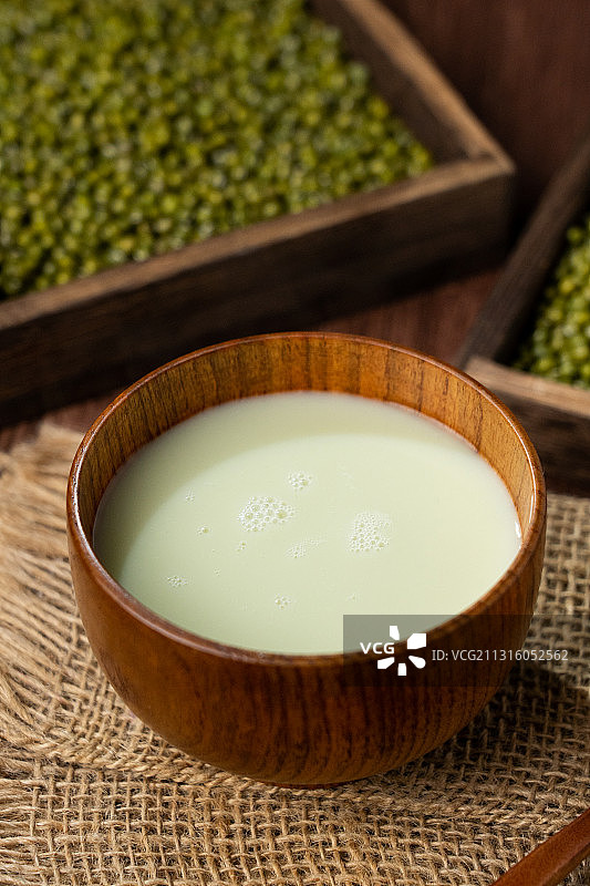 中华传统美食北京历史悠久特色小吃一碗臭又美味的豆汁儿图片素材