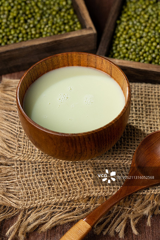 中华传统美食北京历史悠久特色小吃一碗臭又美味的豆汁儿图片素材