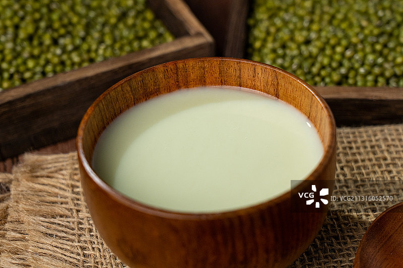 中华传统美食北京历史悠久特色小吃一碗臭又美味的豆汁儿图片素材