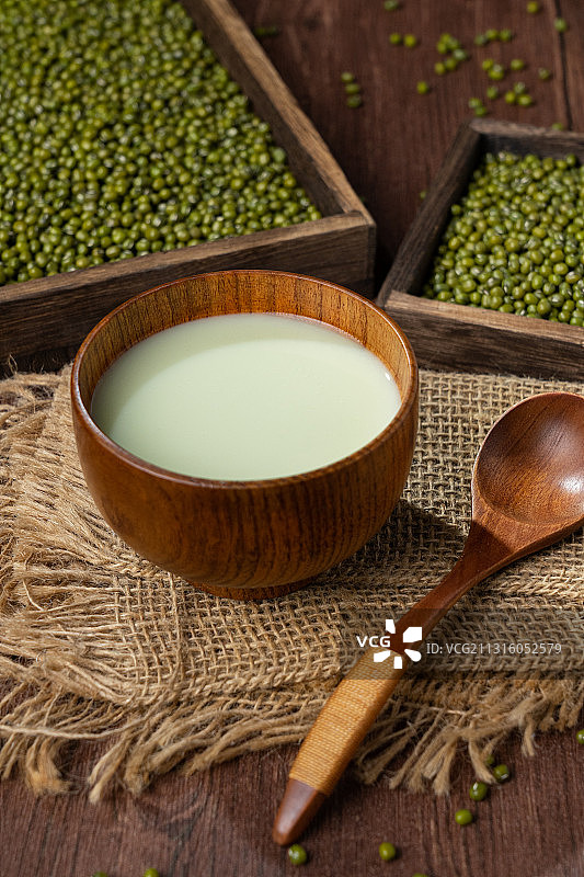 中华传统美食北京历史悠久特色小吃一碗臭又美味的豆汁儿图片素材