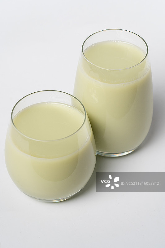 中国古代皇帝御用美食北京特色地方小吃早餐玻璃杯上的豆汁和绿豆图片素材