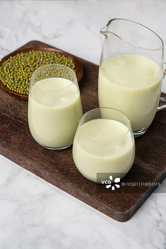 中国古代皇帝御用美食北京特色地方小吃早餐玻璃杯上的豆汁和绿豆图片素材