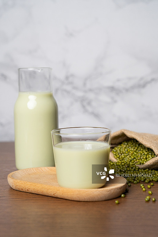 中国古代皇帝御用美食北京特色地方小吃早餐玻璃杯上的豆汁和绿豆图片素材