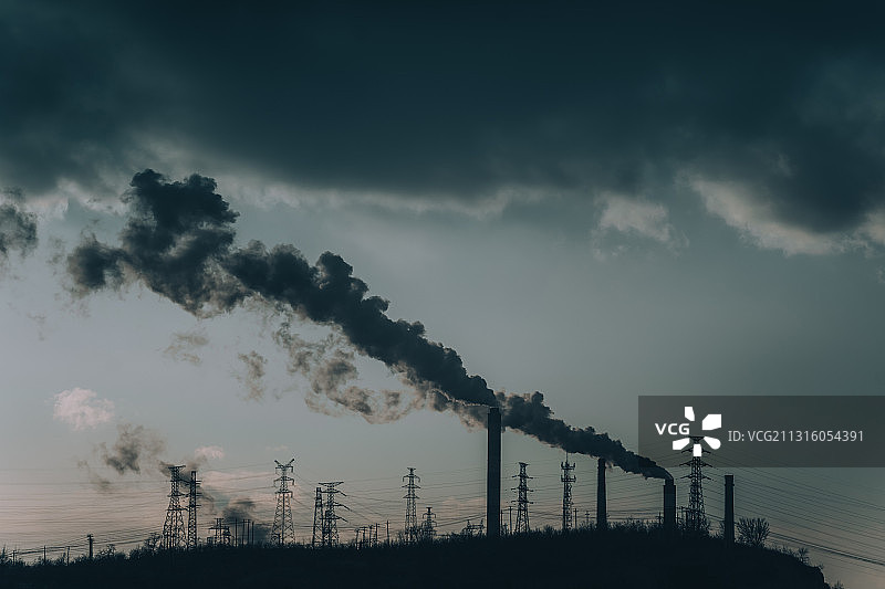 工业烟囱乌云笼罩图片素材
