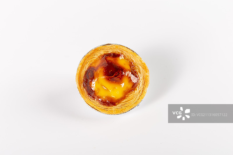 白色背景上的小吃葡式蛋挞图片素材