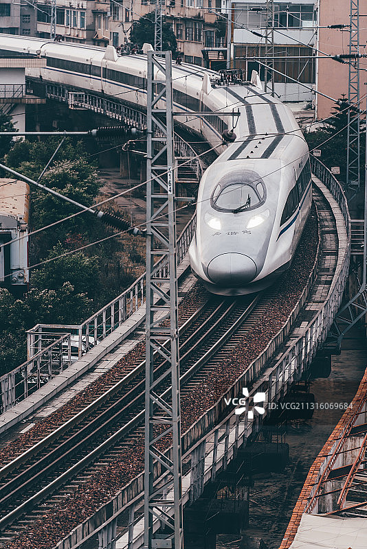 开向远方的高铁图片素材