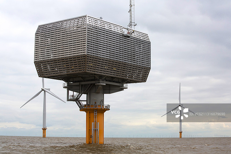 贡弗利特沙洲海上风电场的变电站由东能源公司拥有和运营，包含位于英国埃塞克斯郡布莱特灵西附近的48个涡轮机，容量为172兆瓦，足以为125,000个家庭供电。图片素材