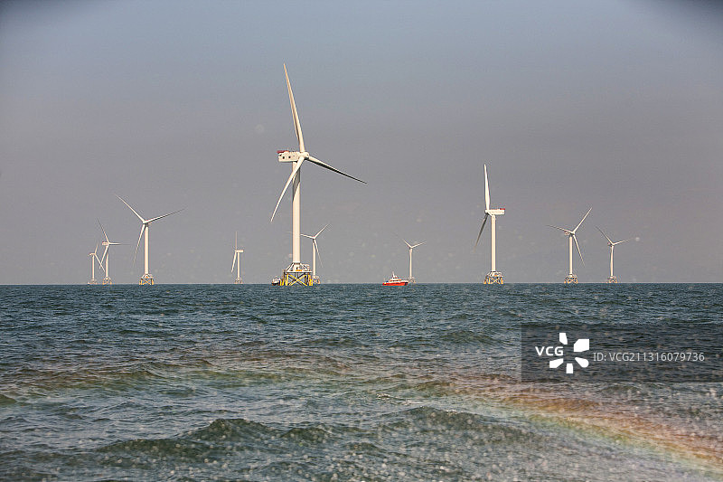 爱尔兰海上奥蒙德海上风电场前方的彩虹，位于英国坎布里亚郡巴罗因弗内斯10公里处图片素材