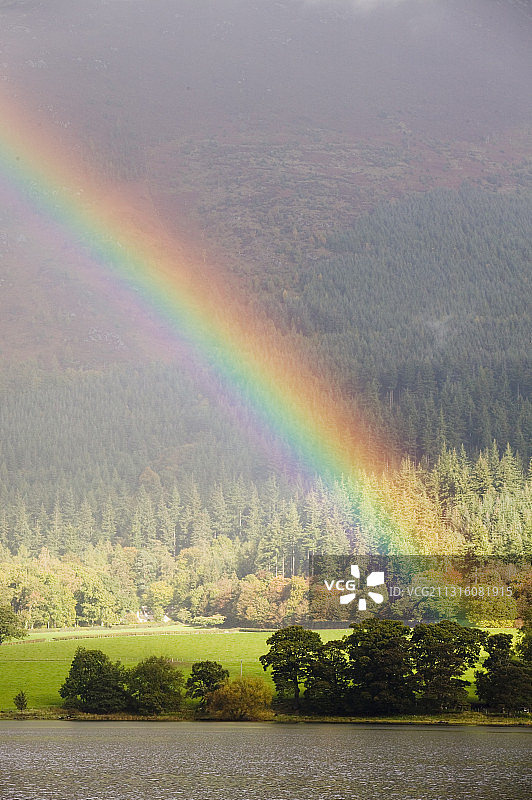 英国湖区巴森斯韦特湖上空的彩虹图片素材