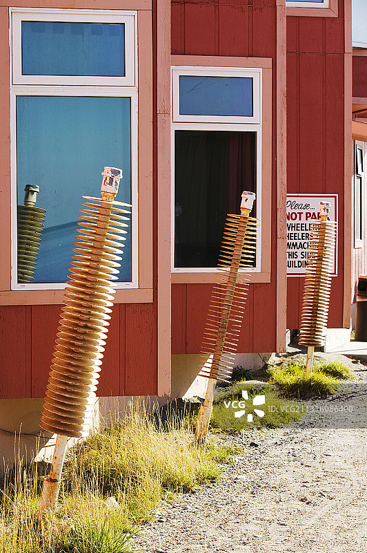 科策布阿拉斯加的热电堆，用于保持建筑物下方永久冻土层的冻结图片素材