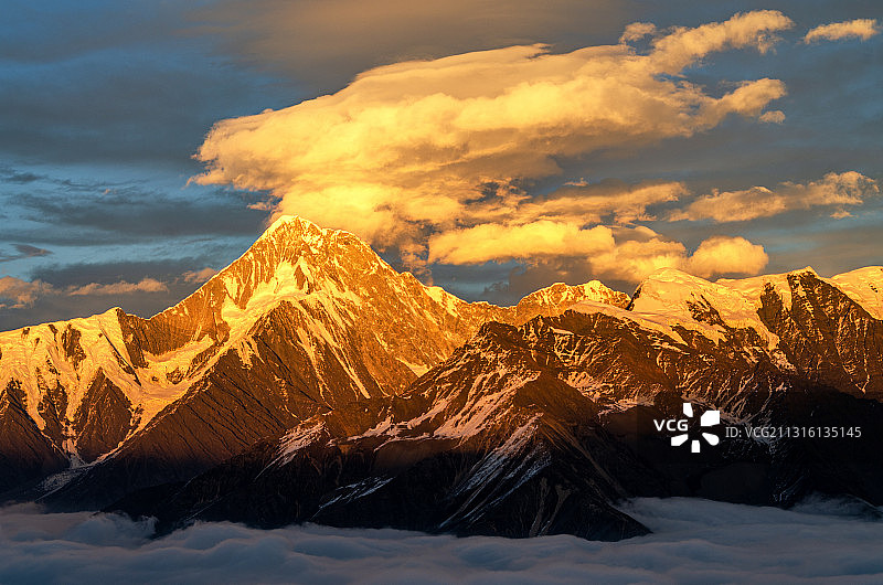 燃烧的贡嘎山图片素材