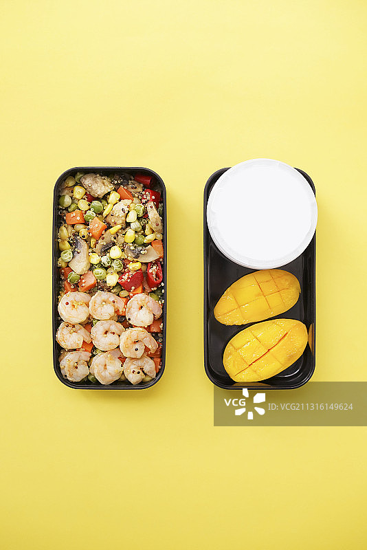便当盒里的青豆玉米口蘑炒虾仁和酸奶芒果图片素材