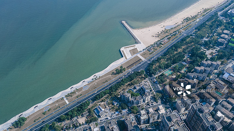 一边城市一边海图片素材