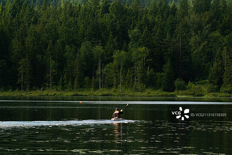 湖边戏水皮划艇图片素材