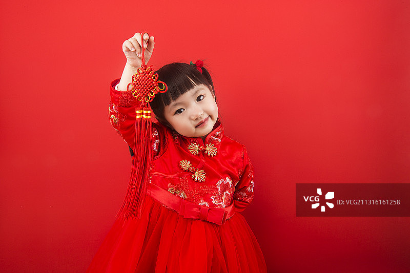 女孩子拿着中国节迎接过年图片素材