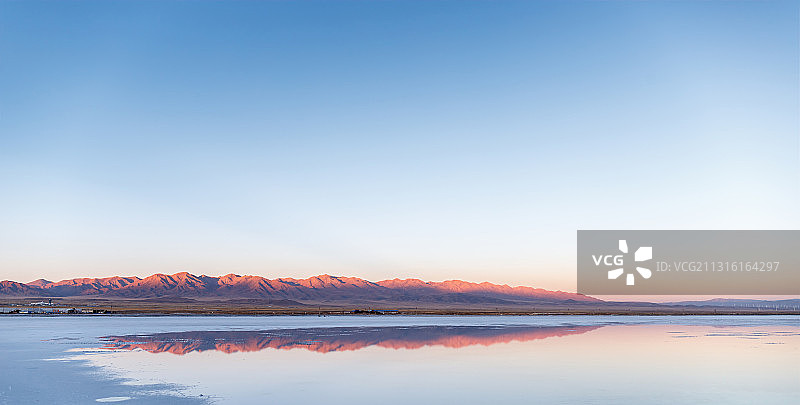 茶卡盐湖傍晚时分阳光照在山上风景图片素材