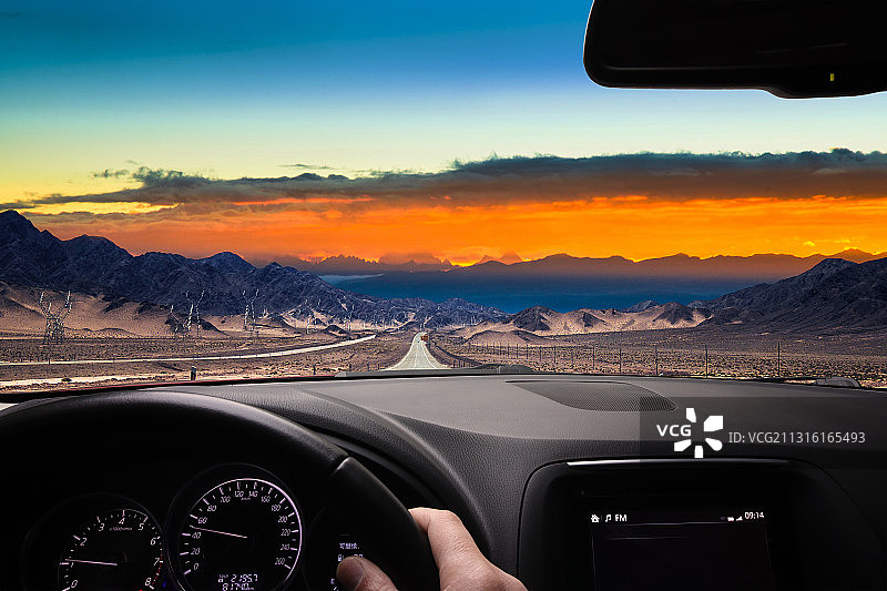 在荒凉的公路上驾驶汽车图片素材