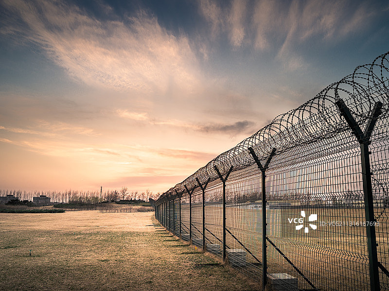 铁丝网金属防护网防盗网围栏图片素材