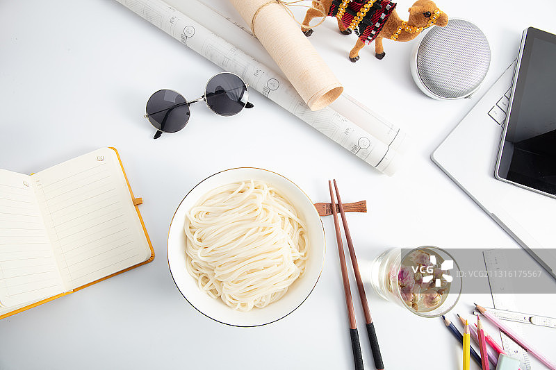 办公桌上的一碗面条图片素材