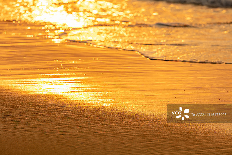 海边日出金色沙滩金光闪闪图片素材