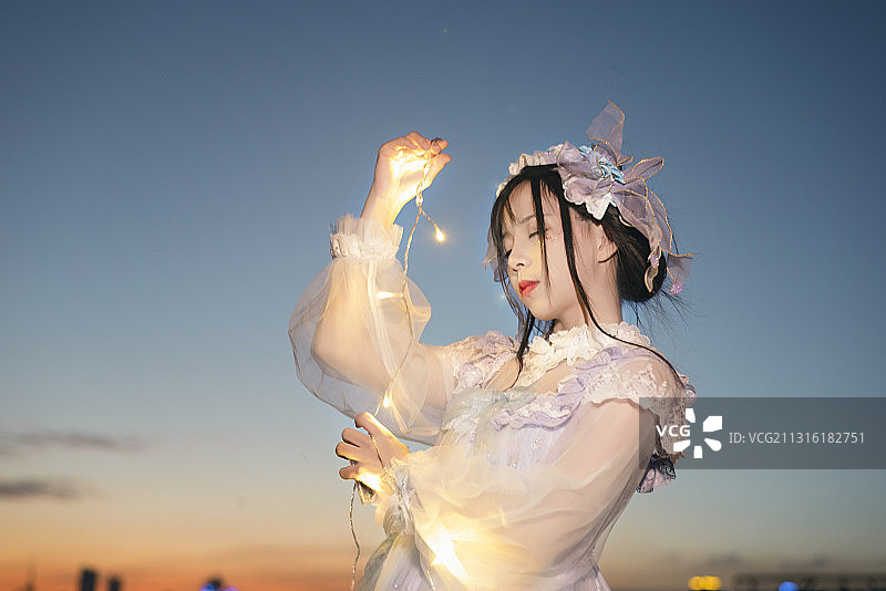 玄武湖公园日落晚霞洛丽塔少女写真图片素材