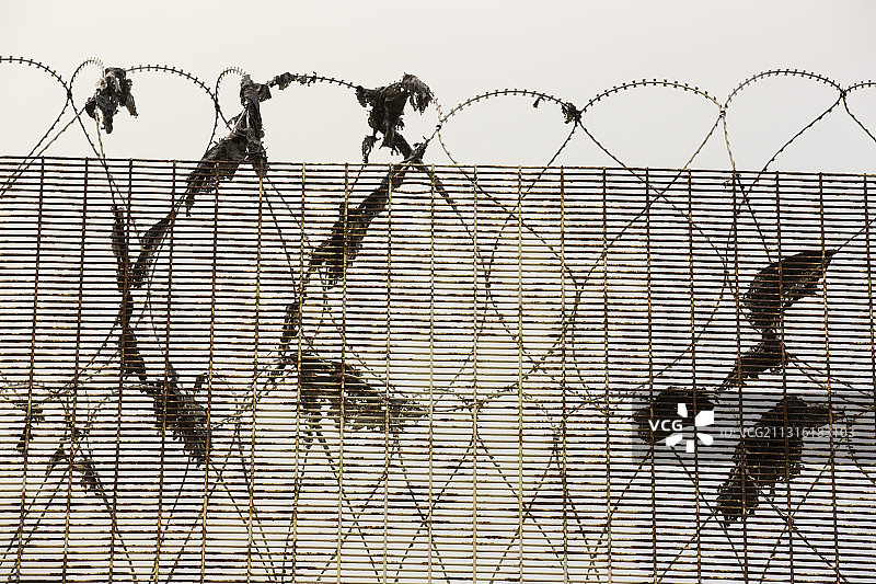 英国利物浦，铁丝网上挂着的塑料图片素材