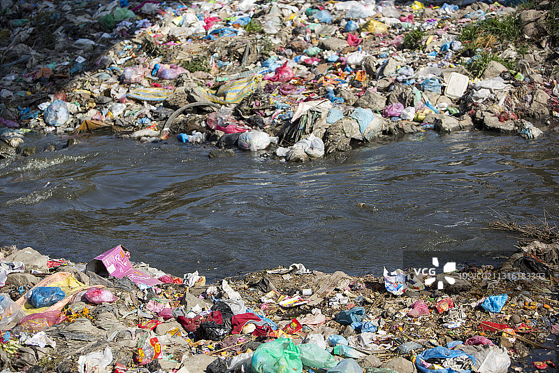 流经尼泊尔加德满都的比什努马蒂河：充满塑料垃圾和未经处理的污水的河流，当地人将河流视为垃圾收集处图片素材