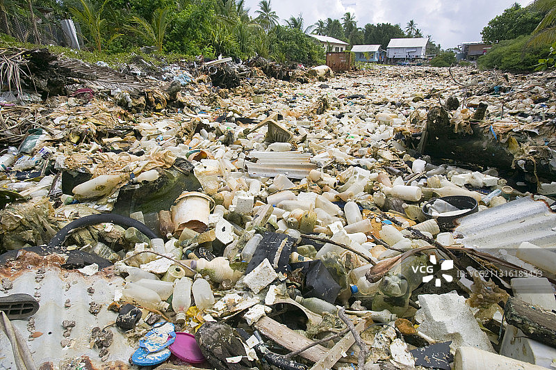 图瓦卢富纳富提泻湖中丢弃的塑料垃圾图片素材