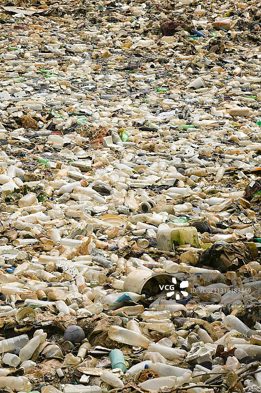 图瓦卢富纳富提泻湖中丢弃的塑料垃圾图片素材
