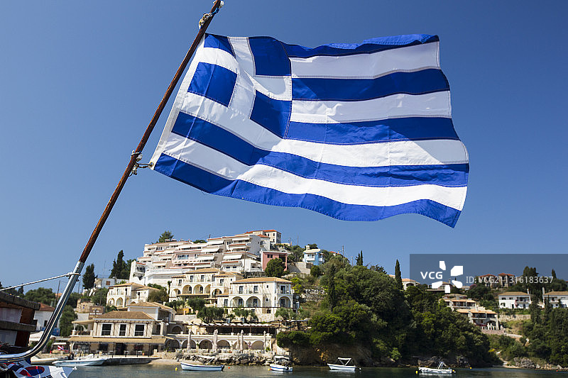 希腊锡沃塔港口悬挂希腊国旗的游轮图片素材