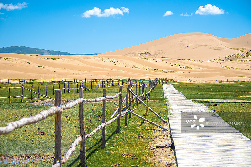 青海省海北藏族自治州海晏县青海湖沙漠和草原牧场图片素材