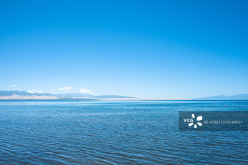 青海省海北藏族自治州海晏县青海湖晴朗天气湖水图片素材