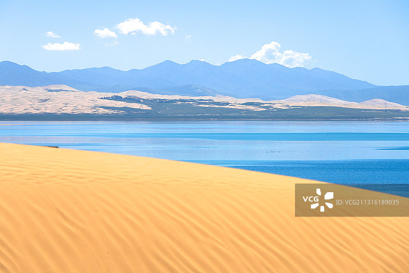 青海省海北藏族自治州海晏县青海湖畔的沙漠和草原图片素材