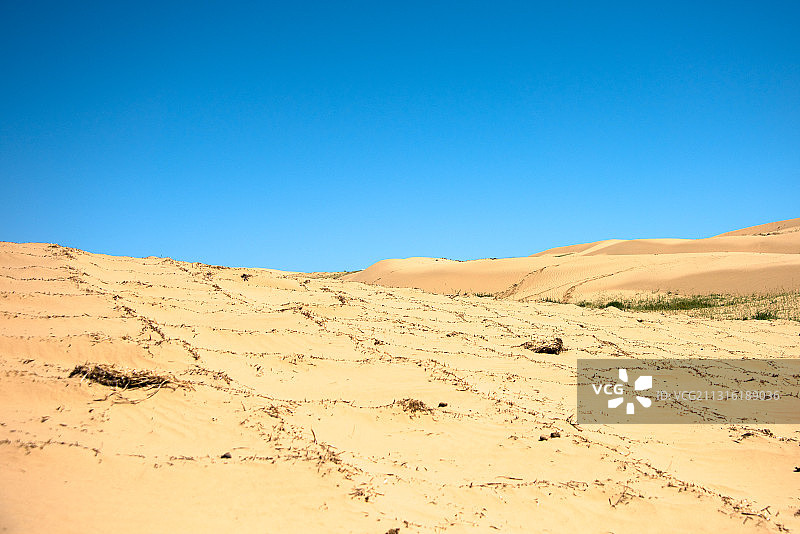 青海省海北藏族自治州海晏县青海湖畔的沙漠草原和防风固沙草方格图片素材