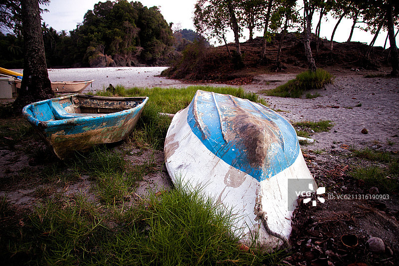 哥斯达黎加海滩上的旧划艇图片素材