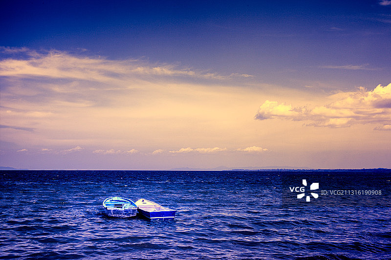 哥斯达黎加海面上戏剧天空下的两条船图片素材