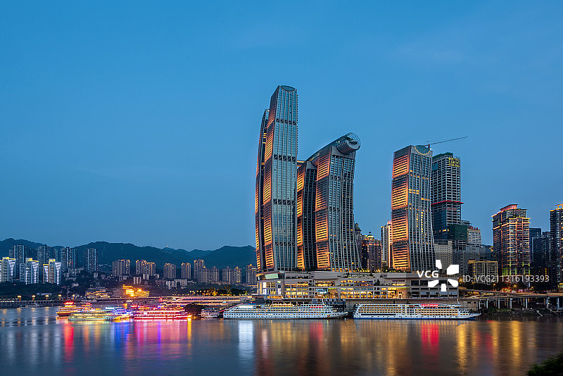 中国重庆渝中半岛朝天门建筑群日暮图片素材