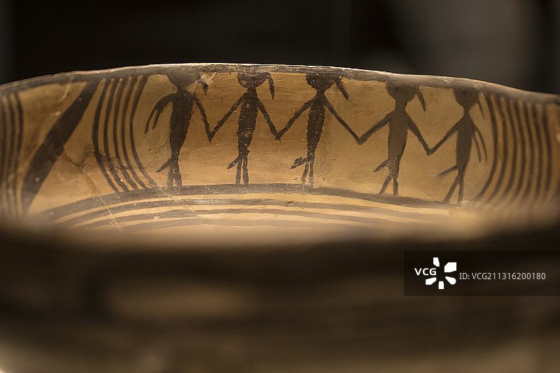 中国国家博物馆马家窑舞蹈纹彩陶盆图片素材