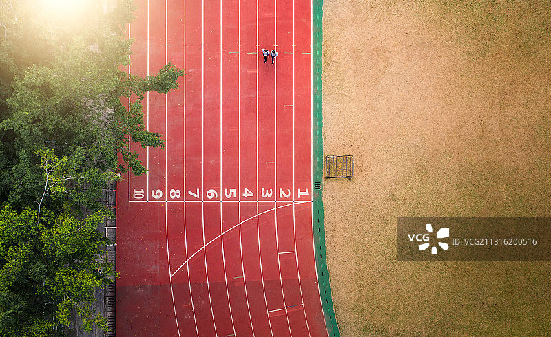 航拍操场红色跑道人物图片素材