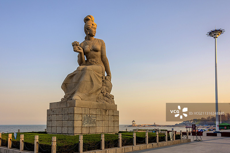 中国辽宁葫芦岛兴城海滨菊花女雕像图片素材