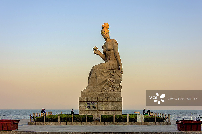 中国辽宁葫芦岛兴城海滨菊花女雕像图片素材
