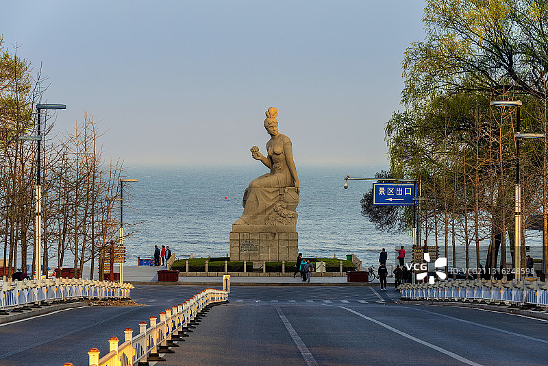 中国辽宁葫芦岛兴城海滨菊花女雕像图片素材